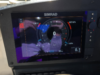 Instalim i sistemit te navigimit Simrad NSS4 dhe drita nenujore Lumitec Instalim i sistemit te navigimit Simrad NSS4 dhe drita nenujore Lumitec